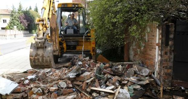 Una excavadora culminó ayer el derribo del garaje.