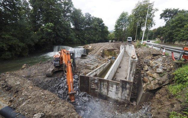 Obras que se están llevando a cabo en la presa de Revolvo ubicada en el barrio de El Calgar de Liérganes. 