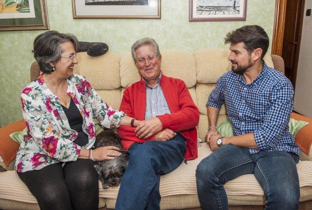 Elena y Miguel hablan con Francisco (centro), diagnosticado de alzhéimer en 2013. En este tiempo, no ha perdido la sonrisa.