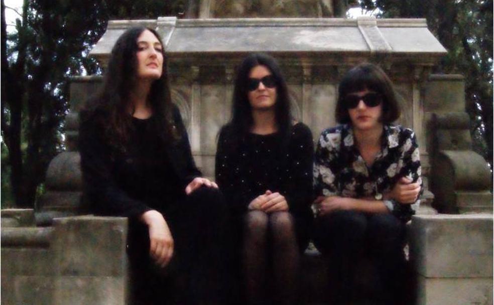 Carmen, Marga y Alba (i-d) en el cementerio de Montjüic. 