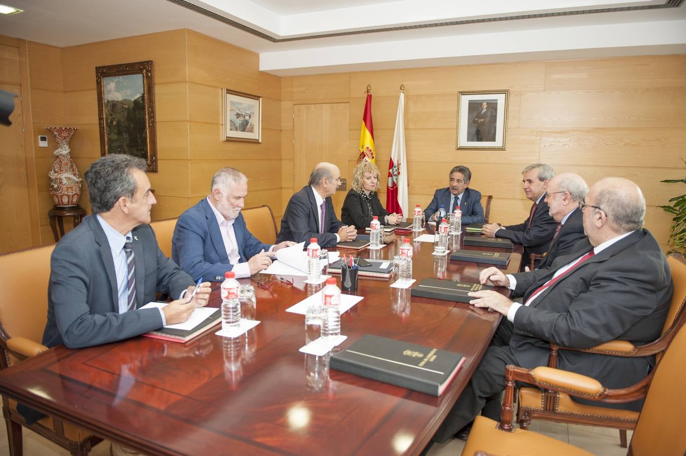 El Ejecutivo ha celebrado hoy un consejo extraordinario para formalizar el cese del hasta ahora consejero de Educación, Ramón Ruiz, y su equipo de directores generales. En el mismo ha sido nombrado su sucesor, Francisco Fernández Mañanes