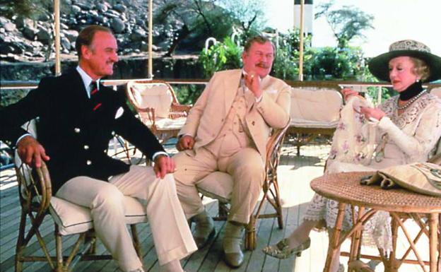 David Niven, Peter Ustinov y Bette Davis, en 'Muerte en el Nilo'.