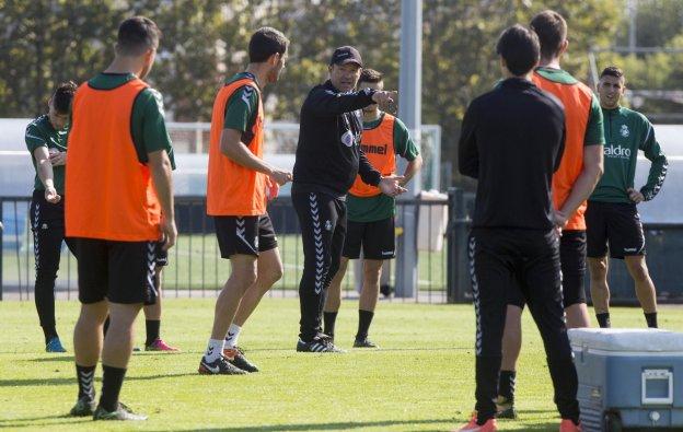 Ángel Viadero imparte instrucciones en las Instalaciones Nando Yosu.