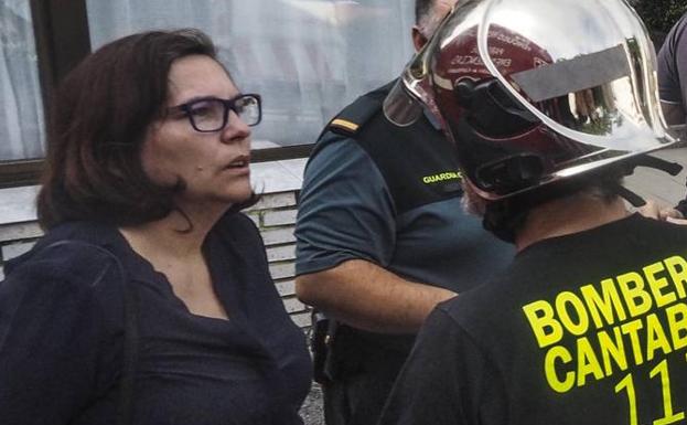 Rocío Campo, a las puertas de su hotel, habla con los bomberos sobre el desarrollo del dispositivo.