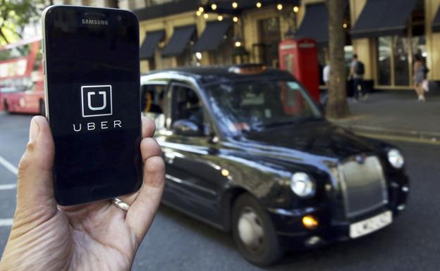 Un usuario con la 'app' de Uber en Londres.
