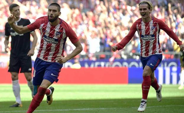 Carrasco celebra su gol con Griezmann.