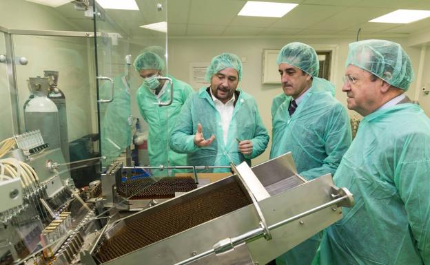 Las instalaciones de Industrial Farmacéutica Cantabria en Santander, durante una visita este año del consejero de Innovación, Industria, Turismo y Comercio, Francisco Martín.