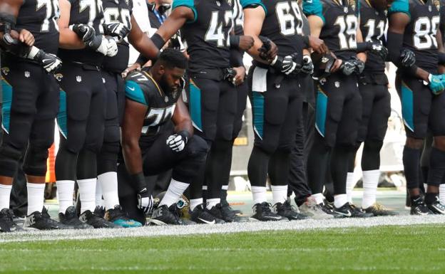 Patrick Omameh, de los Jacksonville Jaguars, arrodillado antes del inicio del choque ante los Baltimore Ravens. 