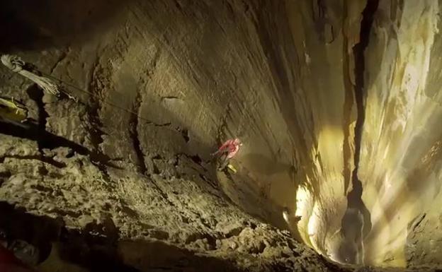 Jesús Calleja, durante la grabación del descenso al 'Gran Pozo MTDE'. 