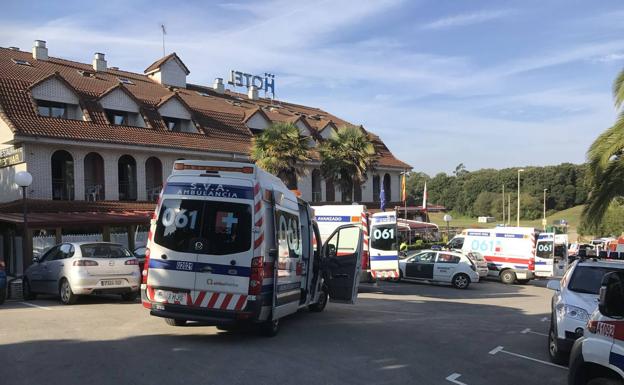 Ambulancias en el exterior del hotel Campomar, el día del escape de gas.