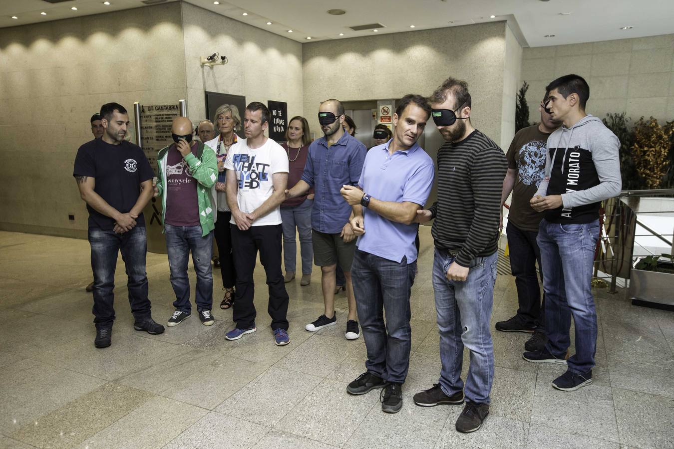 Varios profesionales han participado este lunes en el ejercicio práctico incluido en el curso sobre asistencia a las personas con discapacidad, dirigido a bomberos y voluntarios de Protección Civil. 