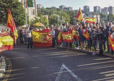 Imagen secundaria 1 - Un centenar de personas despide en Santander a los guardias enviados a Cataluña