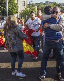 Imagen secundaria 2 - Un centenar de personas despide en Santander a los guardias enviados a Cataluña