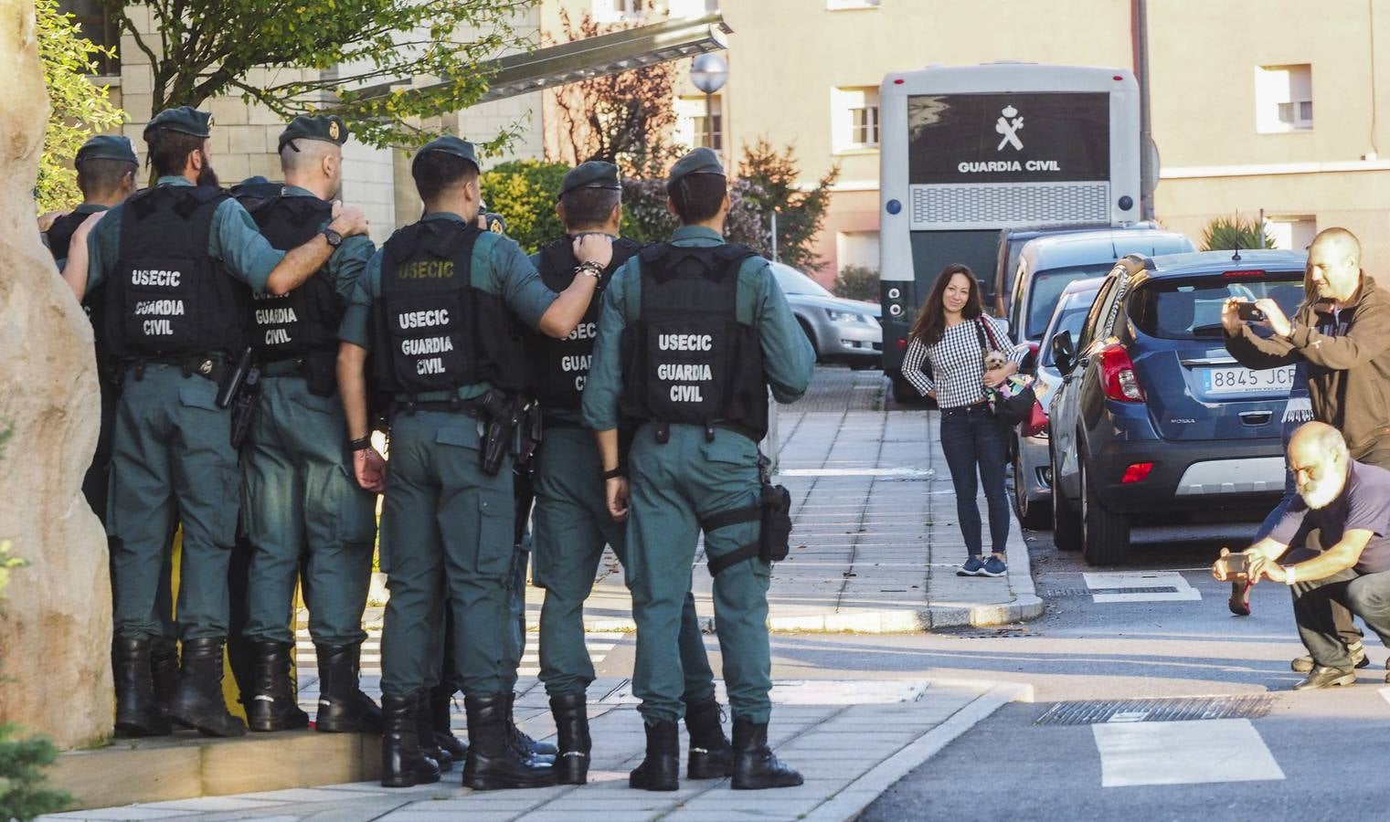 Miembros de la Guardia Civil en Cantabria, vitoreados en su salida hacia Cataluña