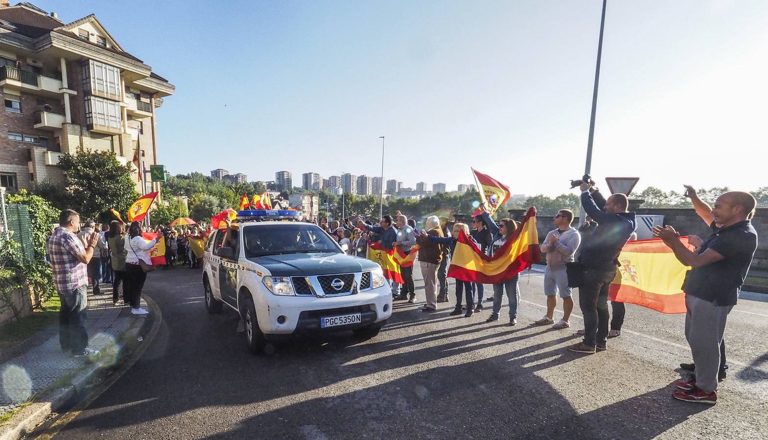 Miembros de la Guardia Civil en Cantabria, vitoreados en su salida hacia Cataluña