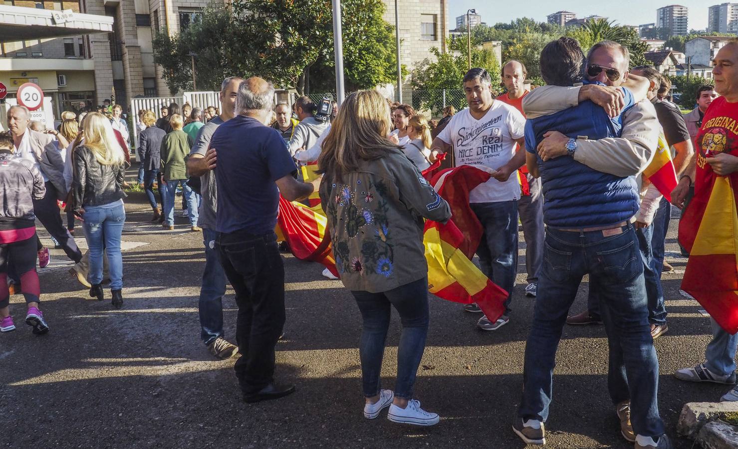 Miembros de la Guardia Civil en Cantabria, vitoreados en su salida hacia Cataluña