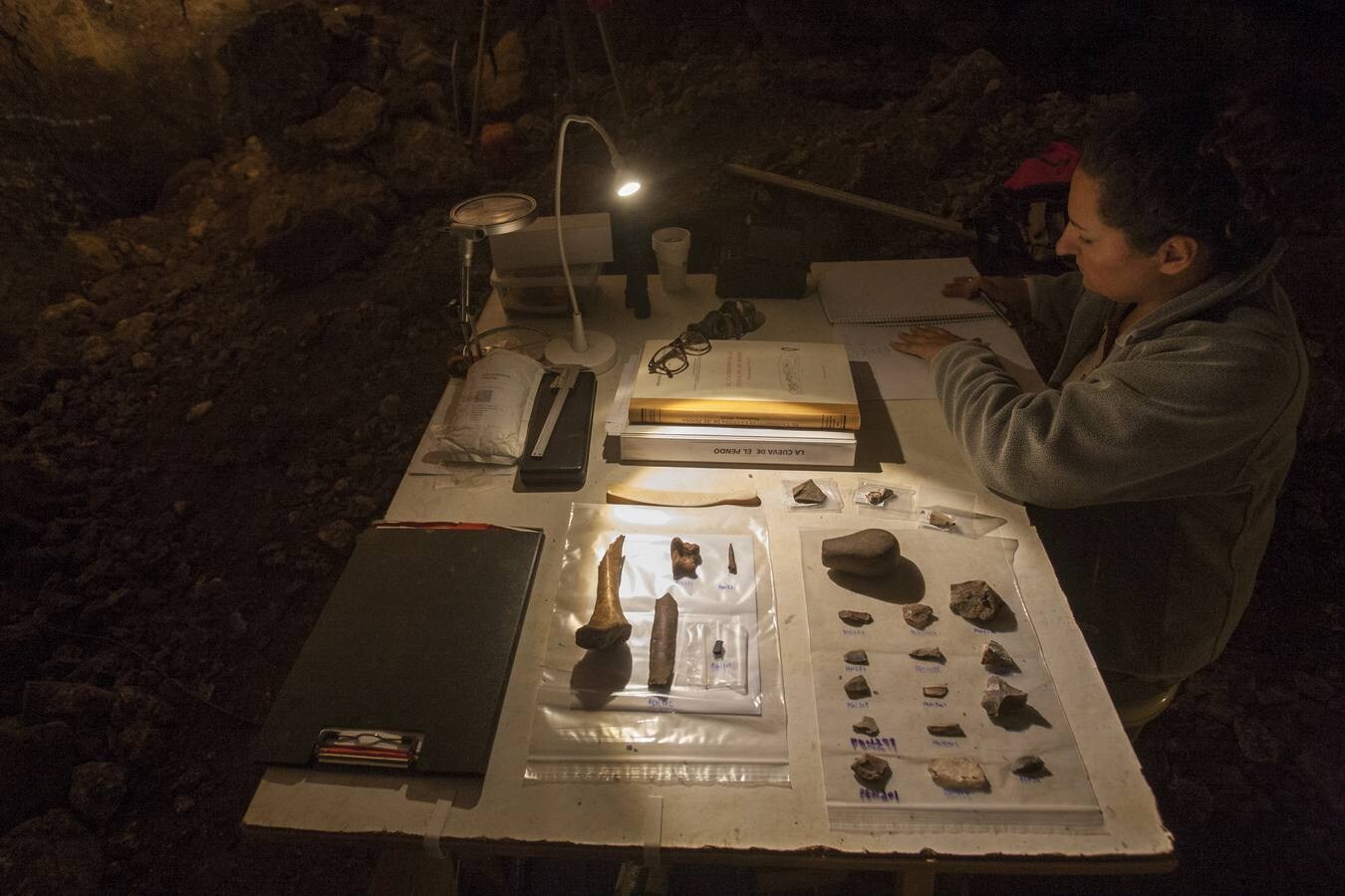 Las nuevas excavaciones confirman a El Pendo como asentamiento continuo de neandertales. Los responsables del proyecto aseguran que solo una cueva de Israel es equiparable en cuanto a cantidad y antigüedad de hogueras en la roca a la cavidad de Escobedo