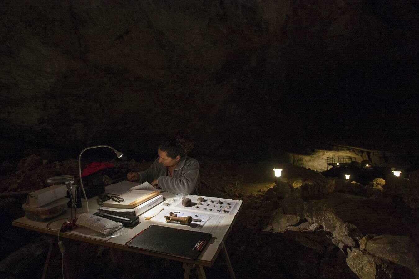 Las nuevas excavaciones confirman a El Pendo como asentamiento continuo de neandertales. Los responsables del proyecto aseguran que solo una cueva de Israel es equiparable en cuanto a cantidad y antigüedad de hogueras en la roca a la cavidad de Escobedo