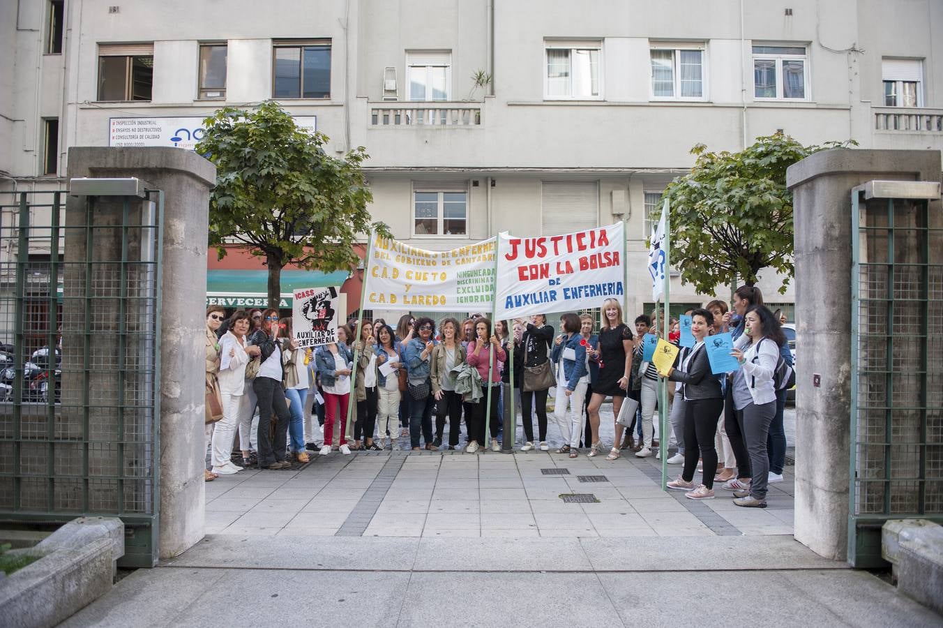 Protesta de las auxiliares de enfermería ante la sede del Gobierno regional