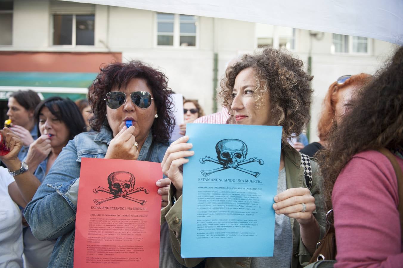 Protesta de las auxiliares de enfermería ante la sede del Gobierno regional