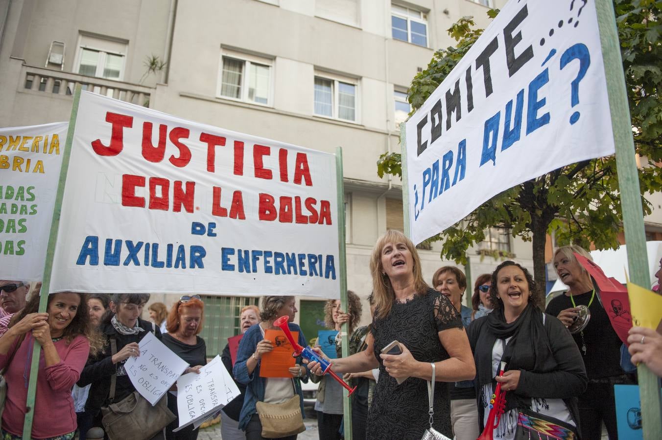 Protesta de las auxiliares de enfermería ante la sede del Gobierno regional