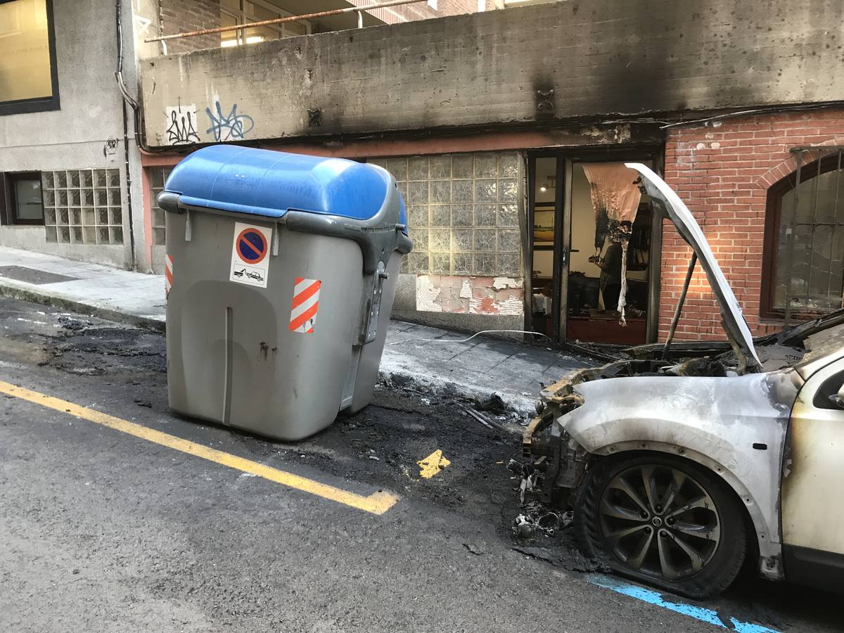 Coches y contenedores quemados en Tres de Noviembre.