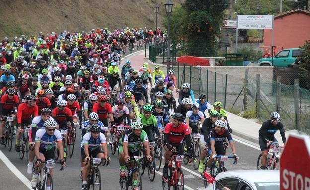 El pelotón, en la salida de la carrera.