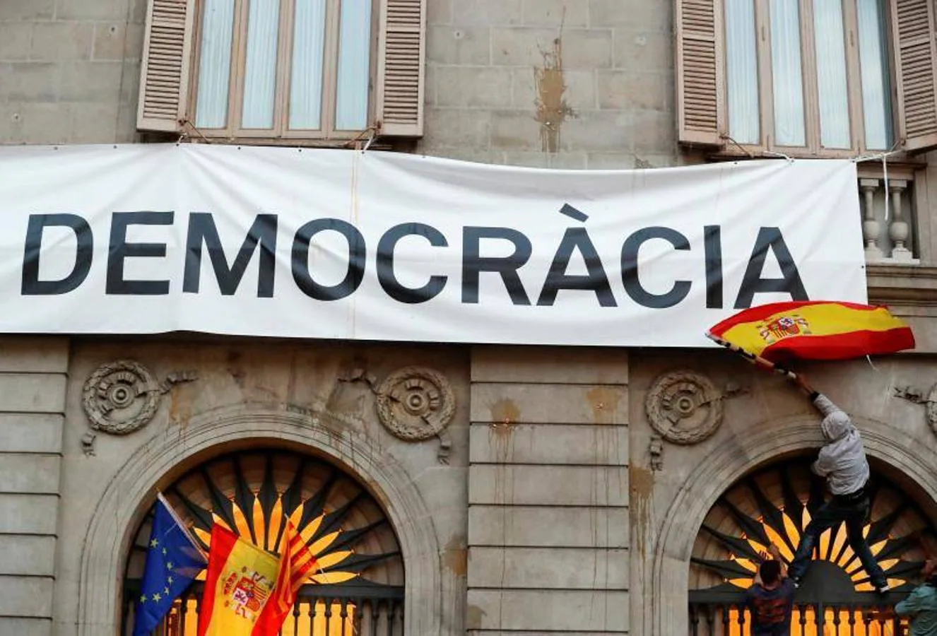 Miles de personas se han manifestado en Barcelona contra el 1-O.