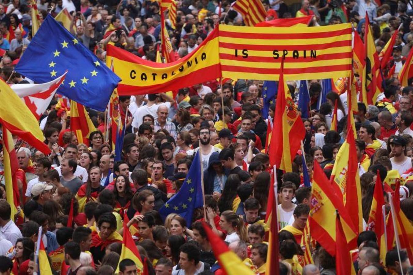 Miles de personas se han manifestado en Barcelona contra el 1-O.