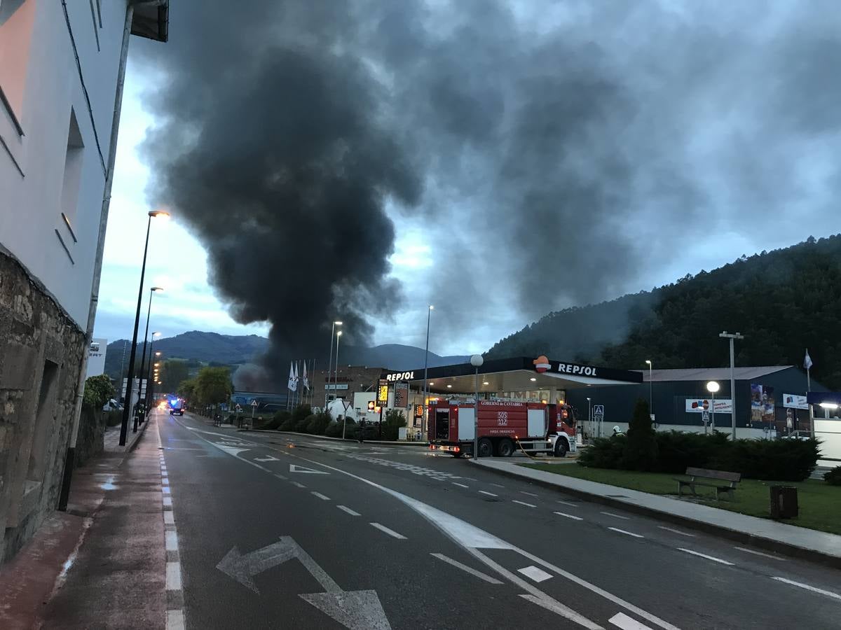 Espectacular incendio en Santiago de Cartes