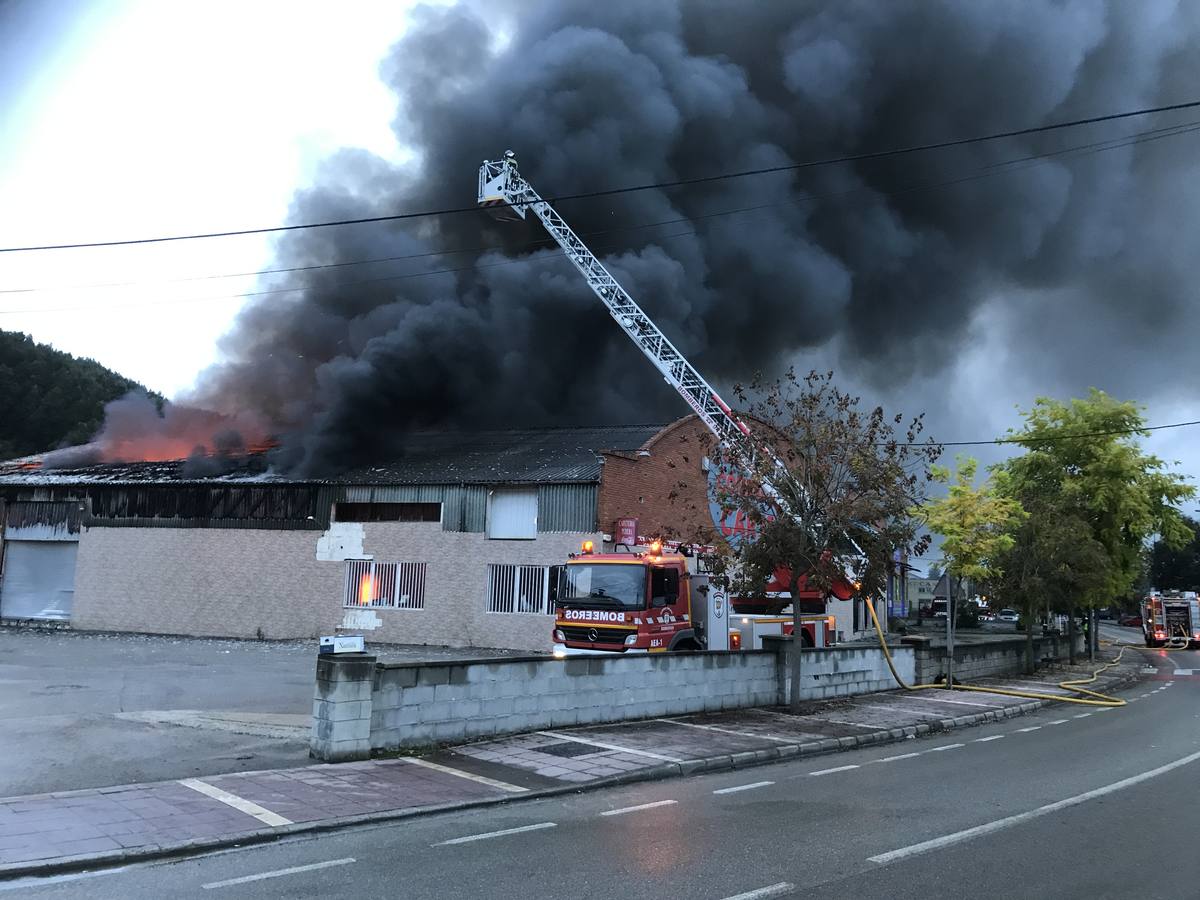 Espectacular incendio en Santiago de Cartes