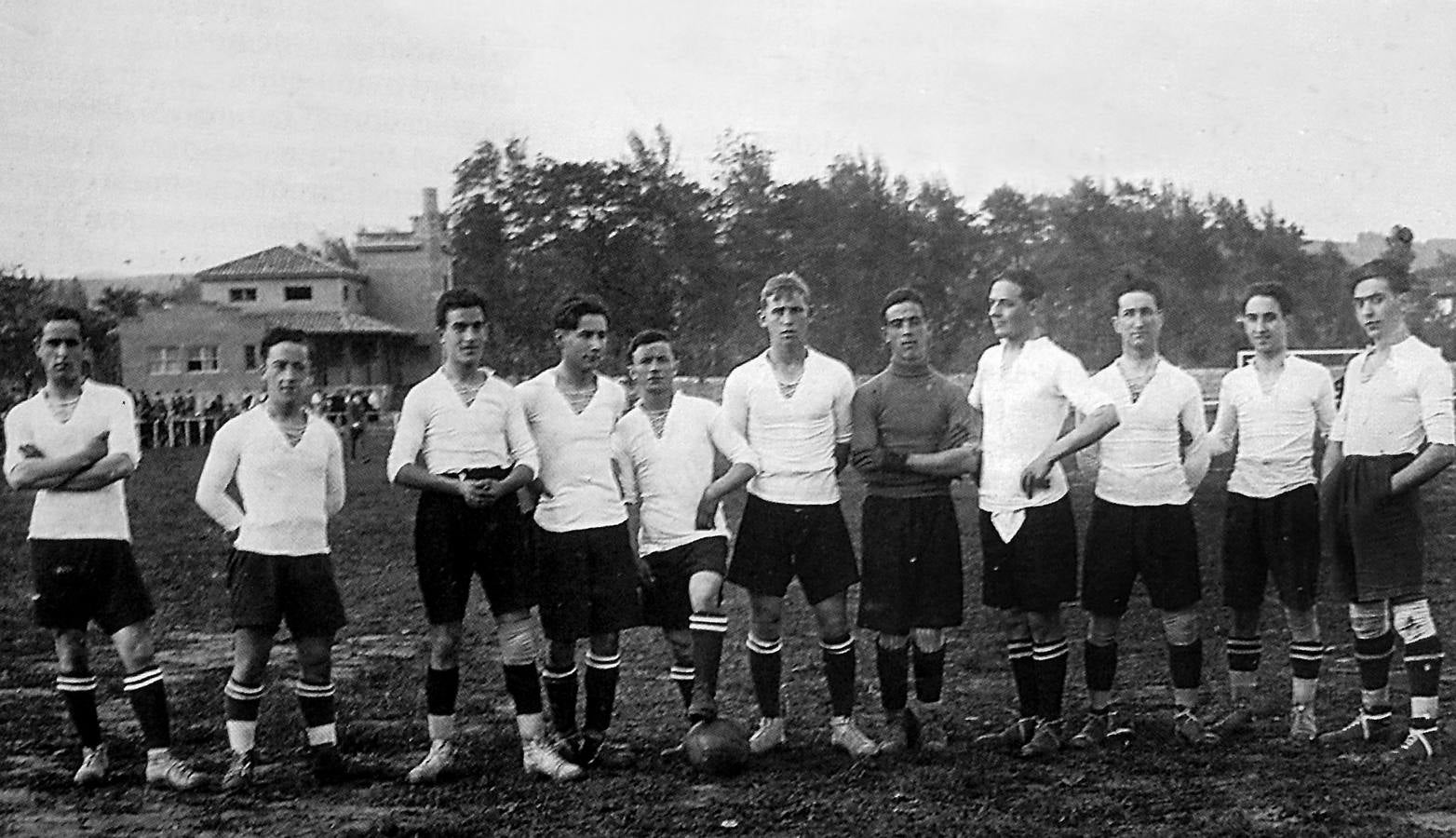 Un equipo de la Gimnástica de 1922, con algunos futbolistas que no se ha podido identificar, enElMalecón. 