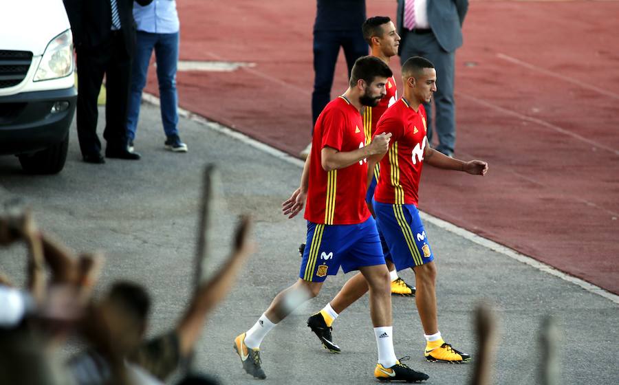 Los aficionados españoles recibieron a Gerard Piqué con insultos y abucheos, y pancartas reclamando su marcha inmediata de la selección española.