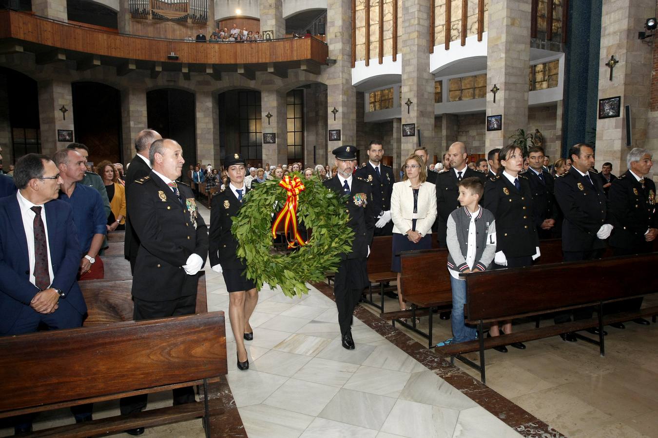 La Policía de Torrelavega honra a sus patronos