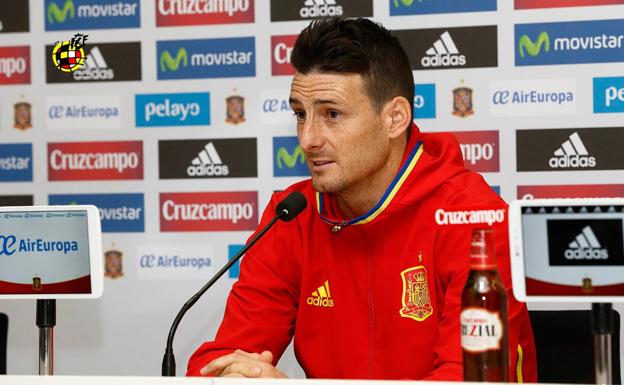 Aritz Aduriz, en una rueda de prensa con la selección. 