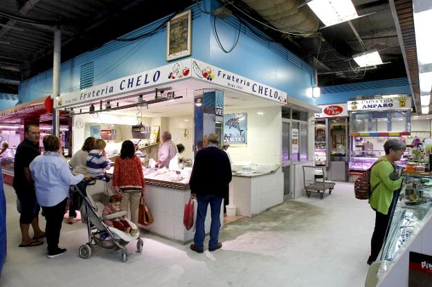 Los vendedores de la Plaza de Abastos tienen una clientela fiel. 