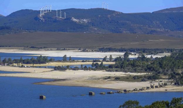 Gran parte del terreno sobre el que se asienta el embalse del Ebro se encuentra ahora al descubierto a consecuencia de la sequía.