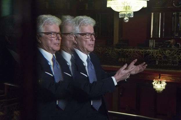 Ken Follett en un palco del teatro Infanta Isabel, donde presentó ayer 'Una columna de fuego' su última novela. 