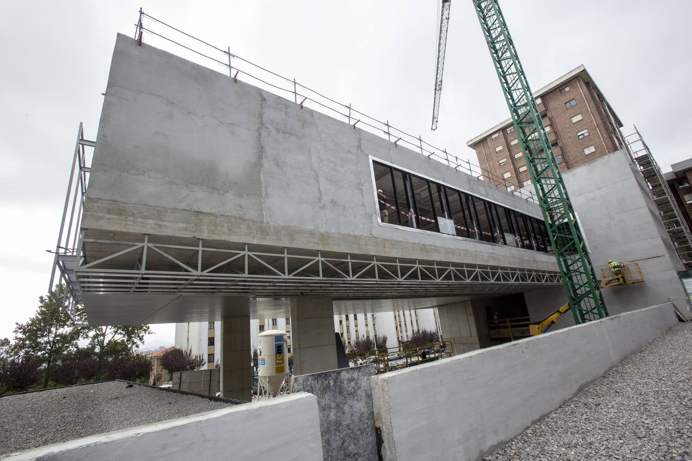 El centro cívico de Cazoña estará acabado a final de año tras una inversión de 2,6 millones de euros, según ha anunciado hoy la alcaldesa de Santander, Gema Igual, durante una visita a las obras de esta nueva dotación, que dará servicio a más de 15.000 vecinos.