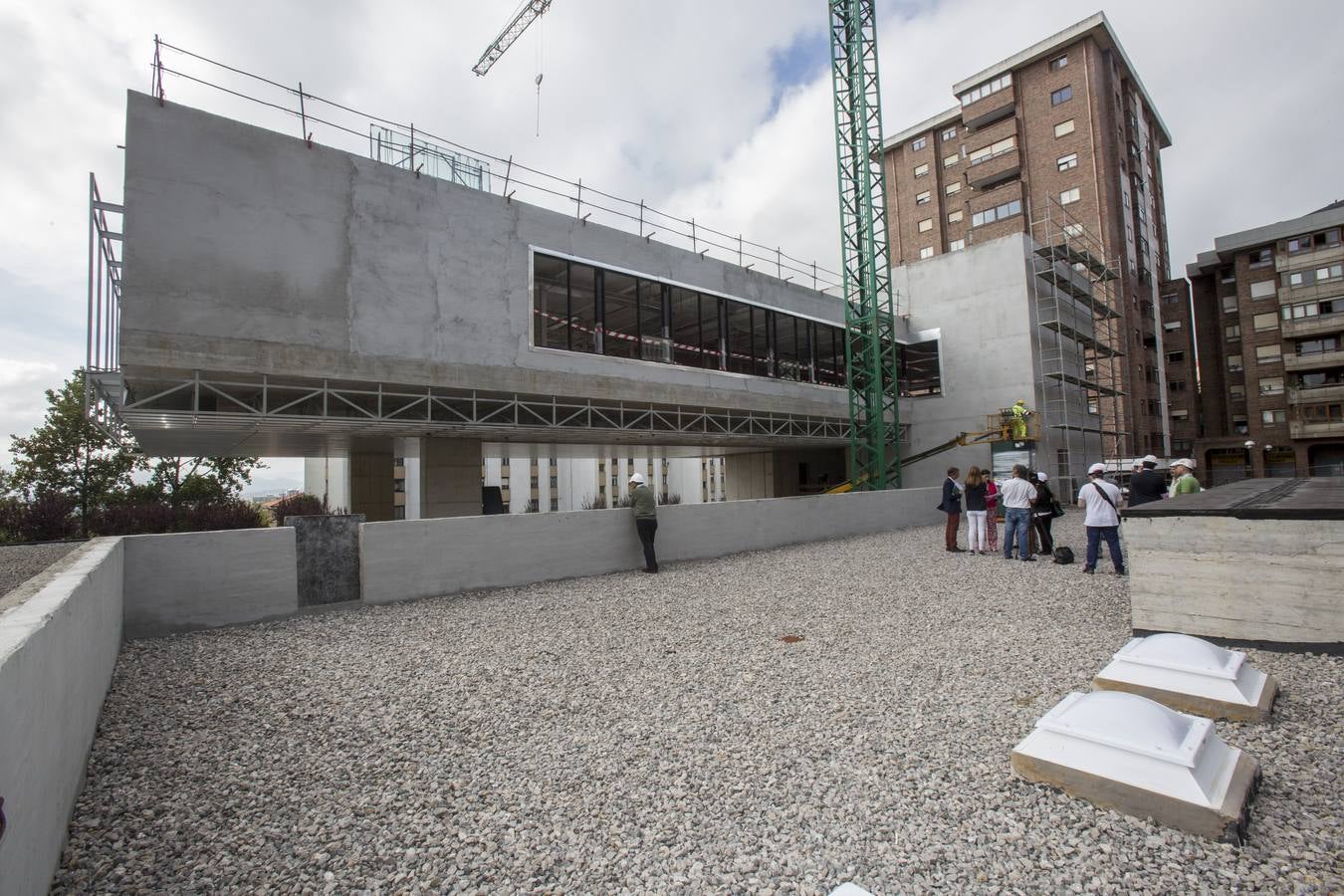 El centro cívico de Cazoña estará acabado a final de año tras una inversión de 2,6 millones de euros, según ha anunciado hoy la alcaldesa de Santander, Gema Igual, durante una visita a las obras de esta nueva dotación, que dará servicio a más de 15.000 vecinos.