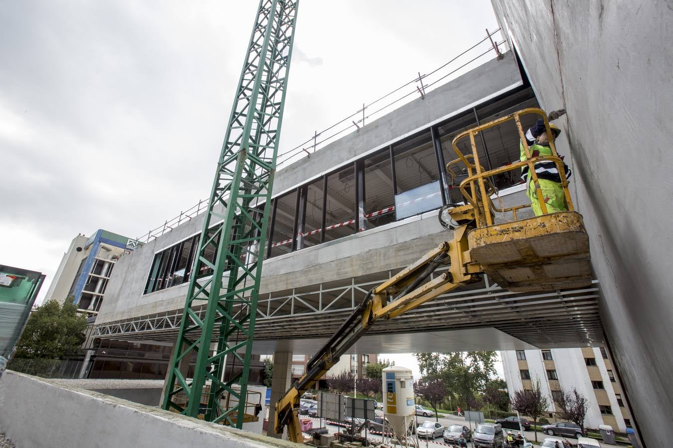 El centro cívico de Cazoña estará acabado a final de año tras una inversión de 2,6 millones de euros, según ha anunciado hoy la alcaldesa de Santander, Gema Igual, durante una visita a las obras de esta nueva dotación, que dará servicio a más de 15.000 vecinos.