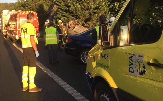 Efectivos de emergencias, en el dispositivo puesto en marcha por este accidente.