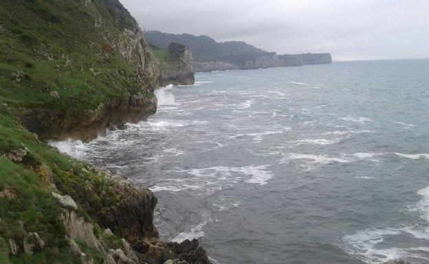 La zona escarpada donde cayó el pescador santanderino. 