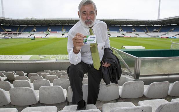 Mauricio Gómez enseña su carné de socio número uno del Racing desde su asiento, la localidad que ocupa en El Sardinero.