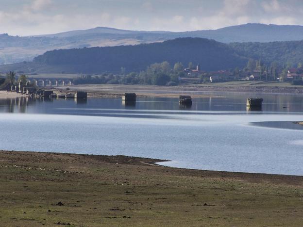 Las ruinas del puente Noguerol, desde Arija, con La Población al fondo. 