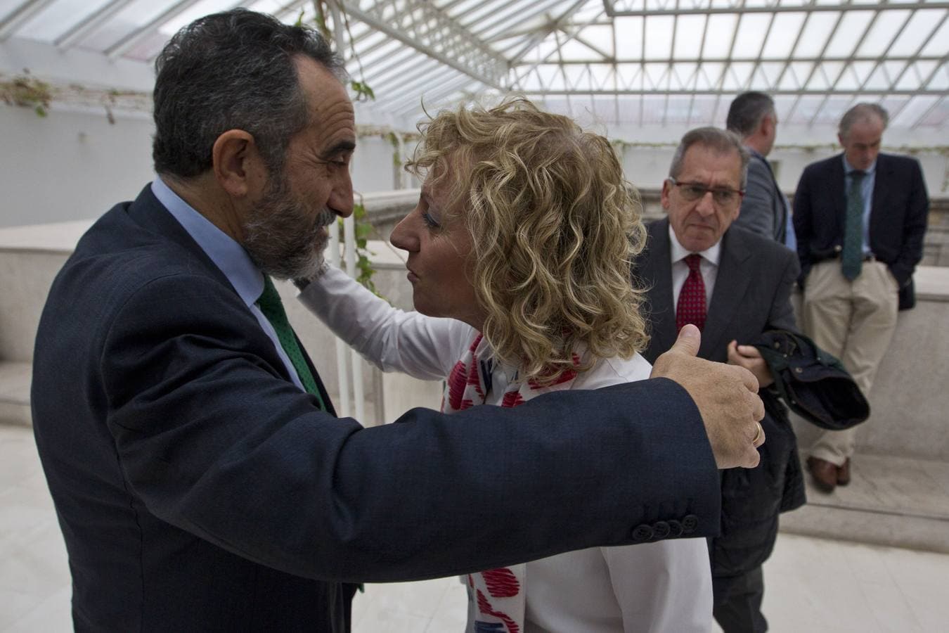 Blanco y Díaz Tezanos se saludan antes de entrar a la Comisión del Parlamento el año pasado.