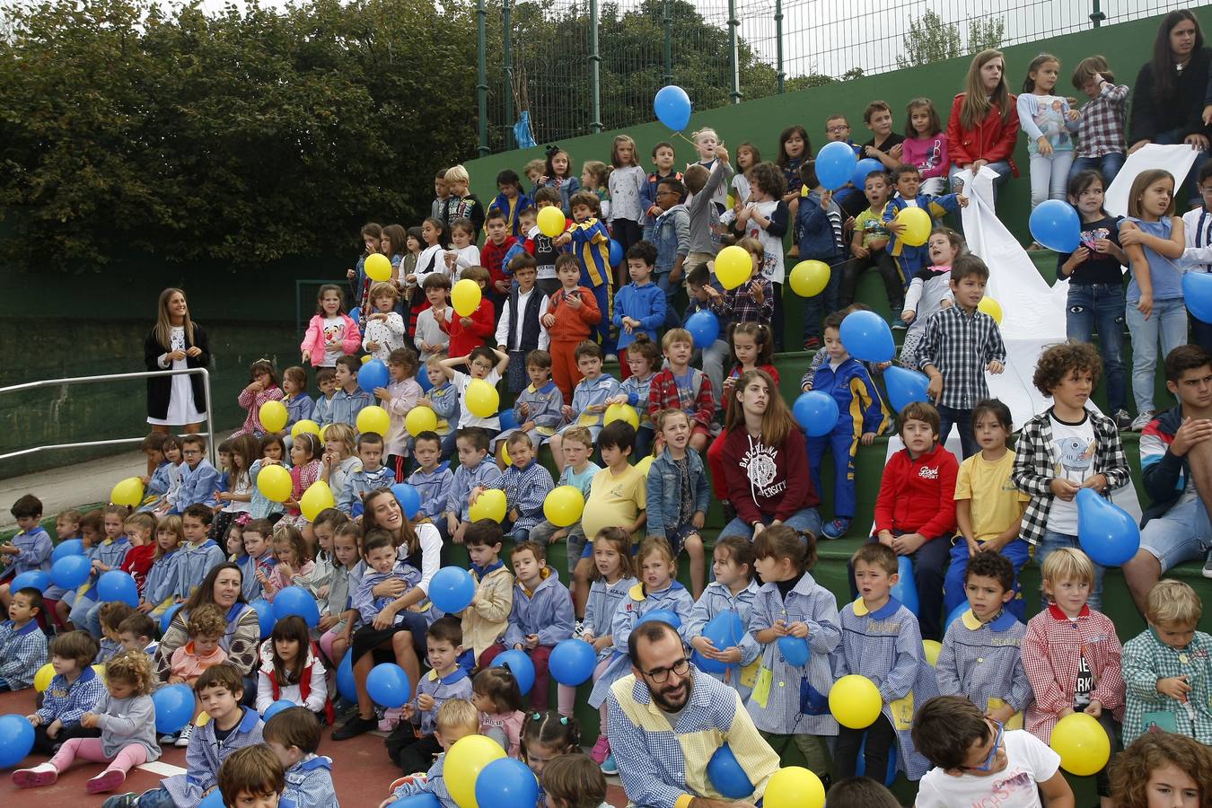 El colegio Salvador de Barreda celebró su 35 aniversario enterrando una cápsula del tiempo en el centro.