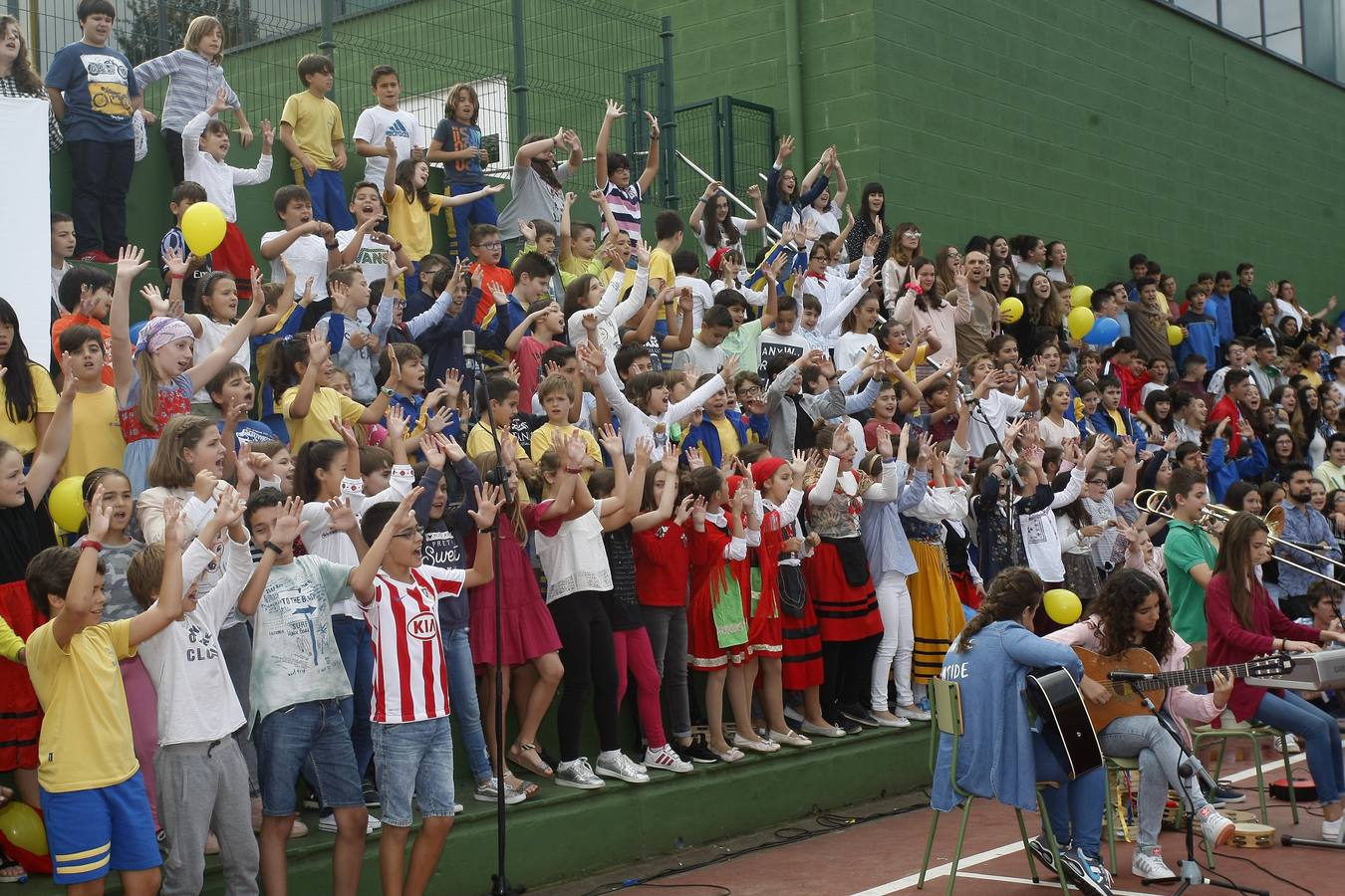 El colegio Salvador de Barreda celebró su 35 aniversario enterrando una cápsula del tiempo en el centro.