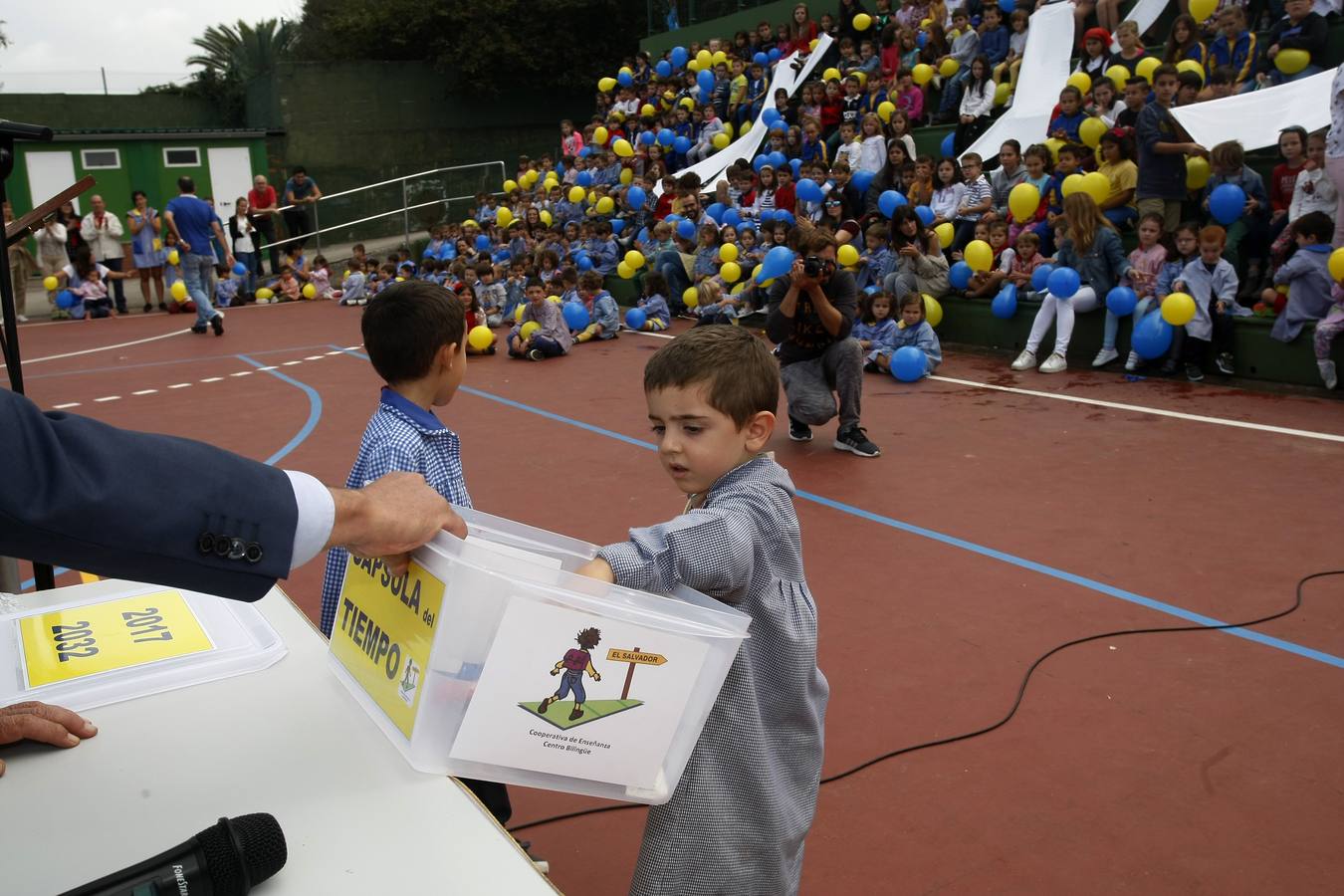 El colegio Salvador de Barreda celebró su 35 aniversario enterrando una cápsula del tiempo en el centro.