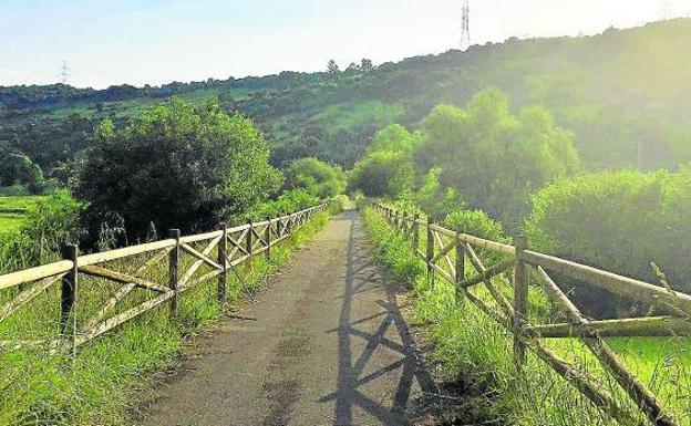 Uno de los tramos de la vía verde del Pas por Villaescusa. 